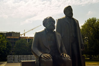 Berlin: 'Marx & Engels im Gegenlicht'