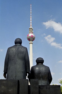 Berlin: 'Marx Engels - ein Sommermärchen'