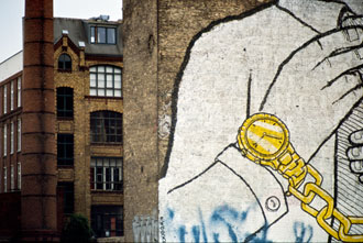 Berlin: Cuvrybrache: Graffiti von Blu