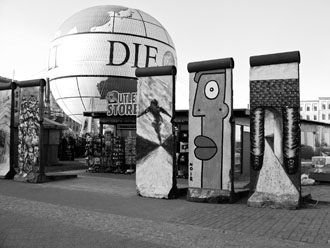 Berlin: HiFlyer (Heißluftballon) und Mauer-Segmente
