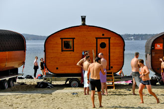 Waterkant Berlin: Vor der Sauna- Strandbad Wannsee