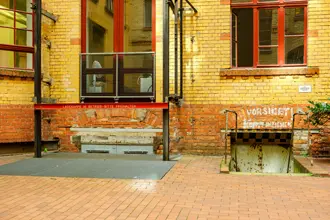 Berliner Höfe: VORSICHT! KOPF EINZIEHEN