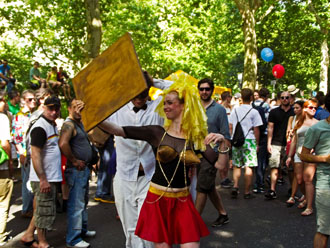 Karneval der Kulturen: Spieglein, Spieglein ...