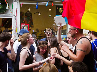 Karneval der Kulturen: Blickkontakt