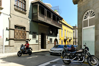 Gran Canaria: Der kanarische Balkon und die Harley - Symbole für zwei verschiedene Epochen