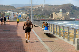 Gran Canaria: joggender Alt-Rocker mit Tattoo - die Zahl 666 gilt hier wohl als Zeichen des Teufels ... Hells Angels