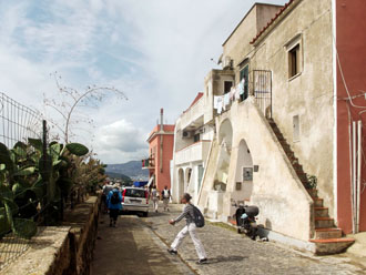 Procida: der oben gelegene Hauseingang und die schmale Treppe dienten der Verteidigung