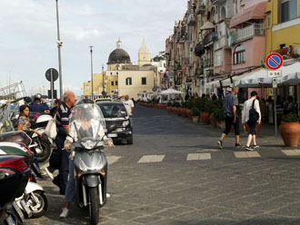 Procida: typische Häuser an der Uferpromenade des Hafens Marina Grande