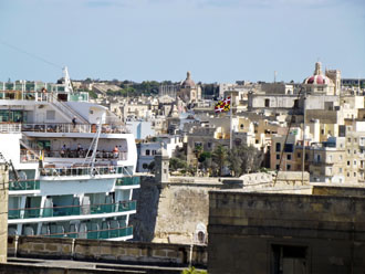 Malta: Kreuzfahrtschiff vor der mittelalterlichen Kulisse von Valetta