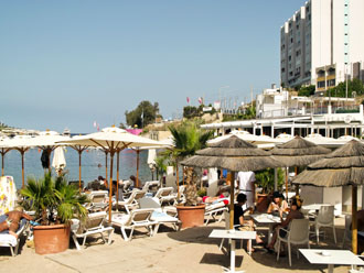 Malta: Strand an der St. George's Bay in San Giljan