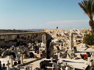 Malta: Friedhof Sultana tal-Vittorji am Fuße der St. Marija-Kirche in Mellieha