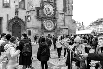 Prag: Treiben vor dem Uhrenturm am Rathaus