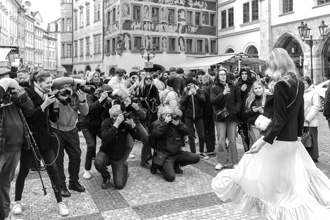 Prag: Fotoshooting mit Miss World am Rathaus