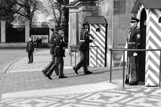 Prag: Wachablösung am Haupttor der Prager Burg