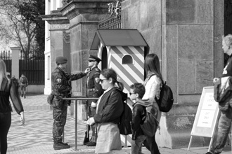 Prag: Wache am Haupttor der Prager Burg