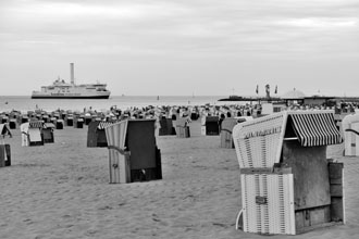 Rostock-Warnemünde: Strand und Einfahrt zum Kreuzfahrt-Terminal Warnemünde Cruise Port