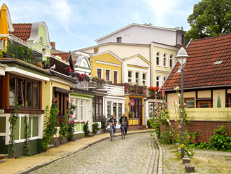 Rostock-Warnemünde: Achterreeg, heute Alexandrinenstraße (gehört zu den allerersten Straßen in Warnemünde)