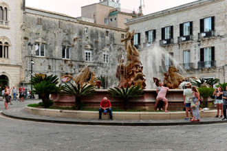 Sizilien: Diana-Brunnen auf dem Piazza Archimede in Syrakus