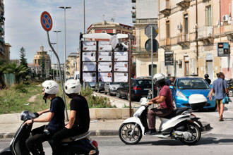 Sizilien: belebte Kreuzung | Todesanzeigen am Straßenrand in Syrakus
