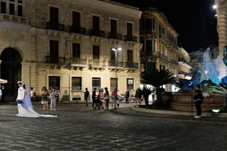 Sizilien: Hochzeitspaar auf dem Piazza Archimede in Syrakus