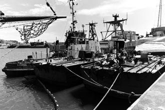 Usedom:  Schrottschiffe im Hafen Peenemünde