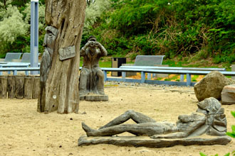 Usedom: Holz-Skulpturen an der Strandpromenade Trassenheide