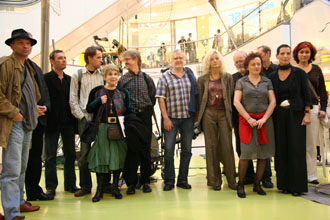 Gruppenbild mit ausstellenden Künstlern